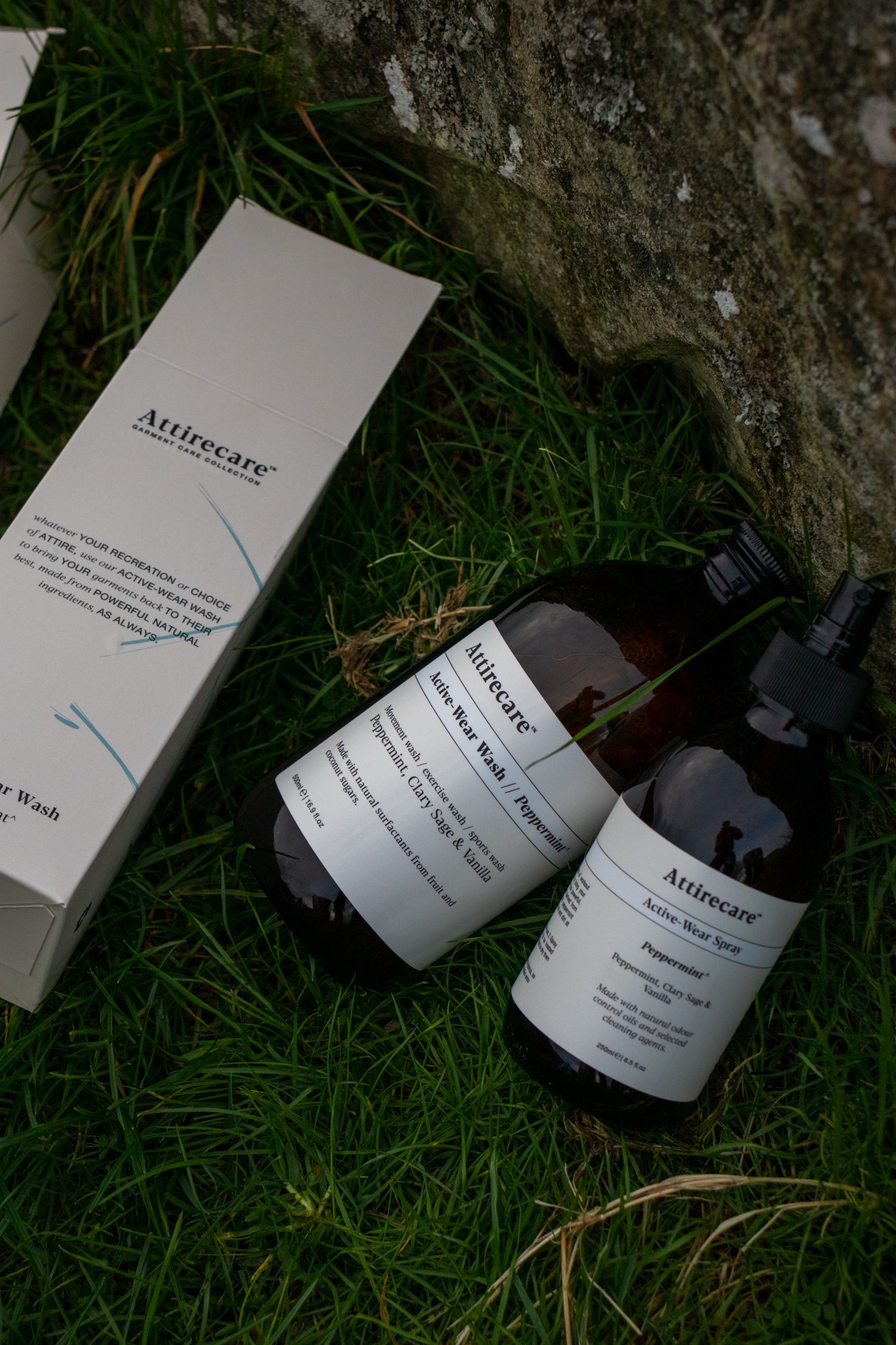 Attirecare produkty v trávě